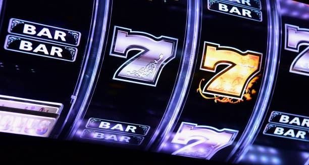 gari toto mobile app interface showing slot games and live casino options